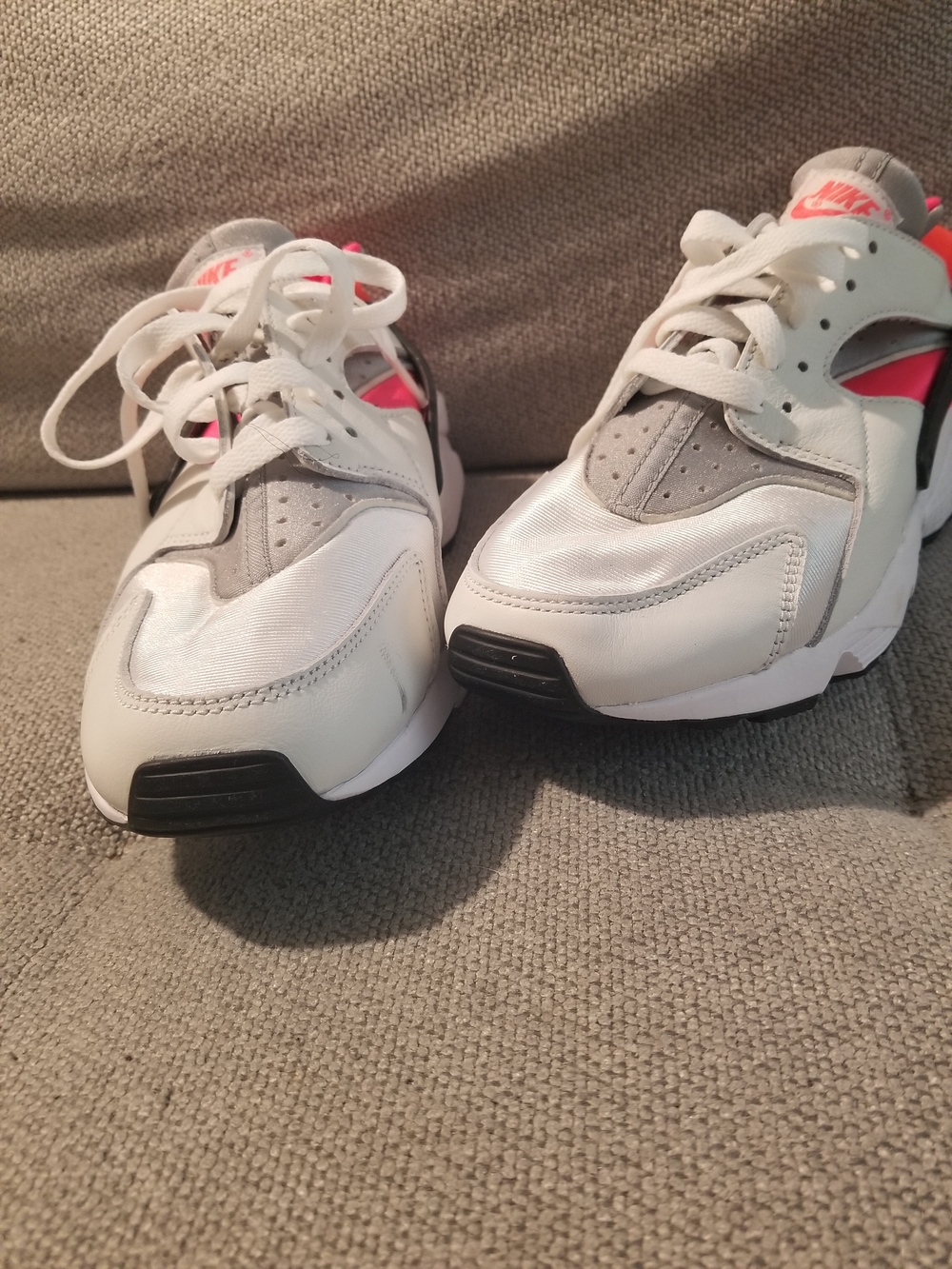 Nike Men White, Gray & Pink Casual Sneakers
